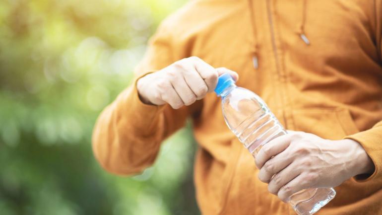 otwierasz butelke uwalniasz przyrody tysiace mikroplastikow