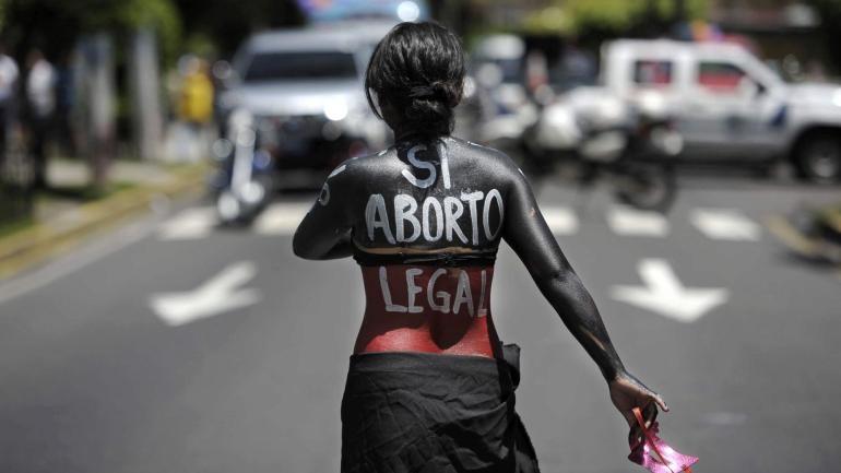 salwador skazuje na wiezienie za poronienie oraz urodzenie martwego dziecka