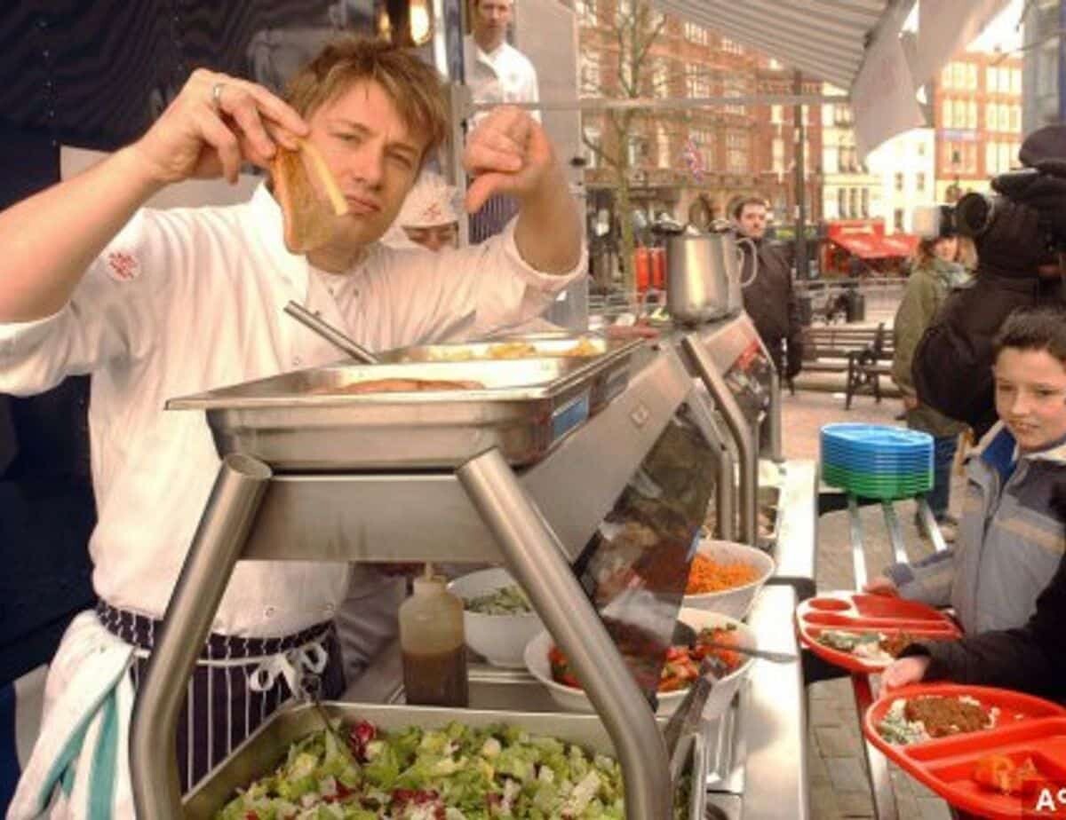 Jamie Olivier sprawdza jakość szkolnego posiłku